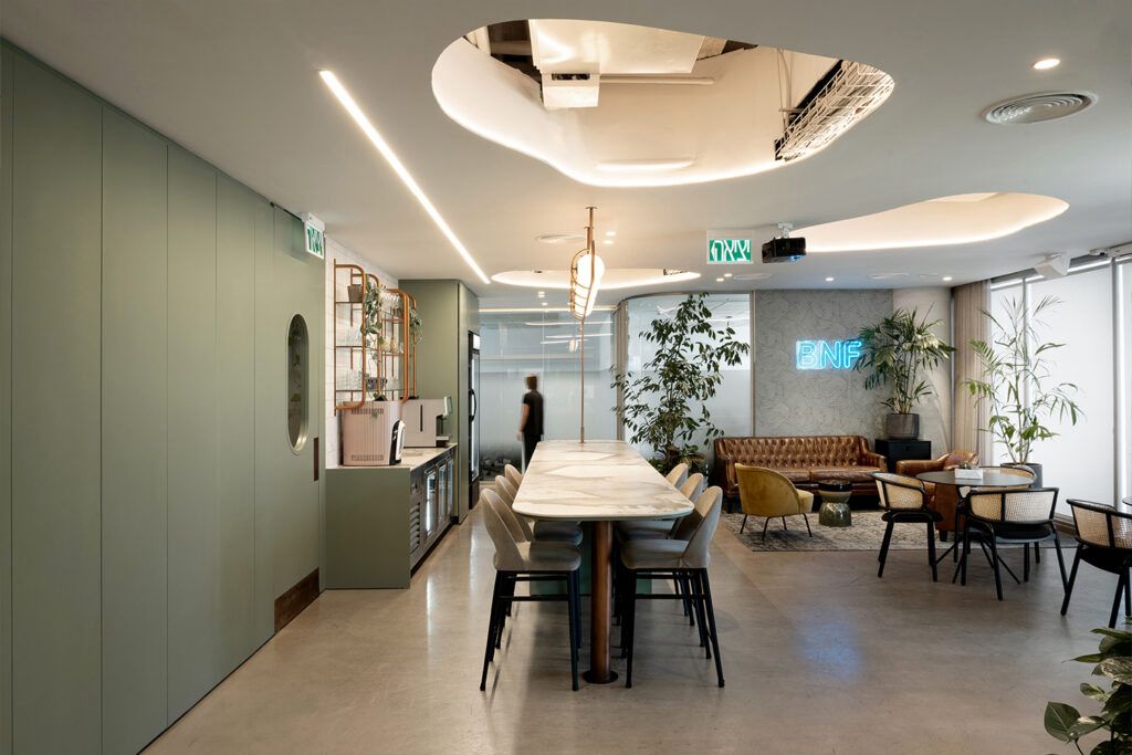 חלל עבודה מרווח