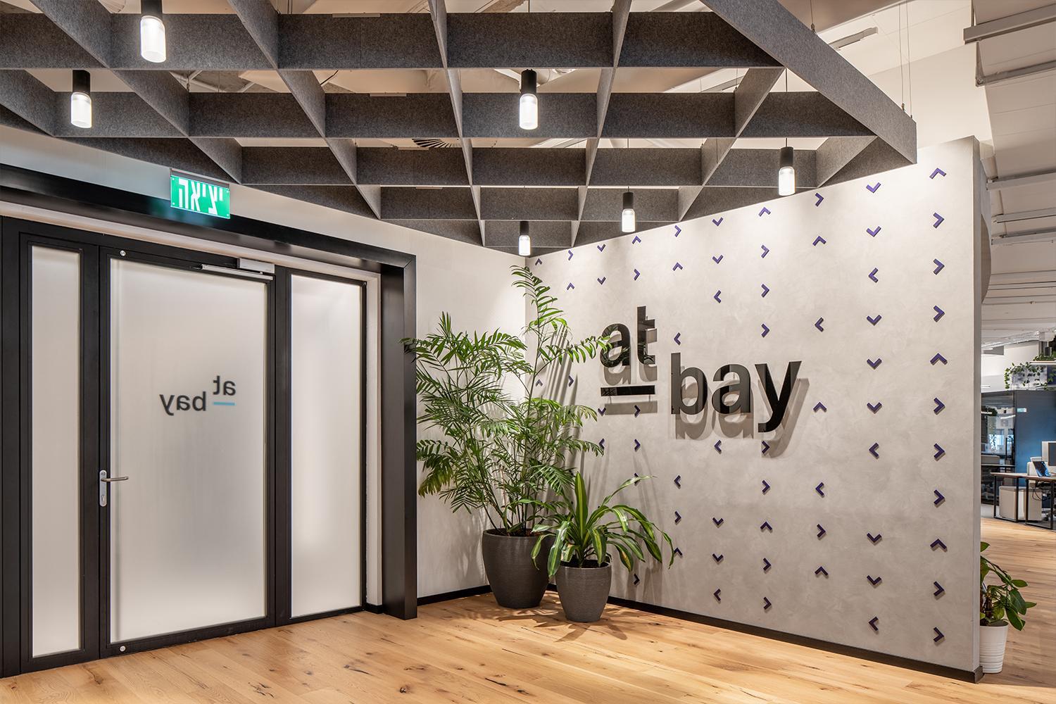 משרדים מודרניים עם עיצוב אקוסטי מתקדם וצמחייה טבעית