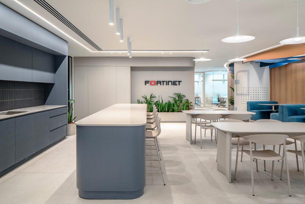 מרכז עסקים מתקדם עם מטבח משותף ואזור אוכל