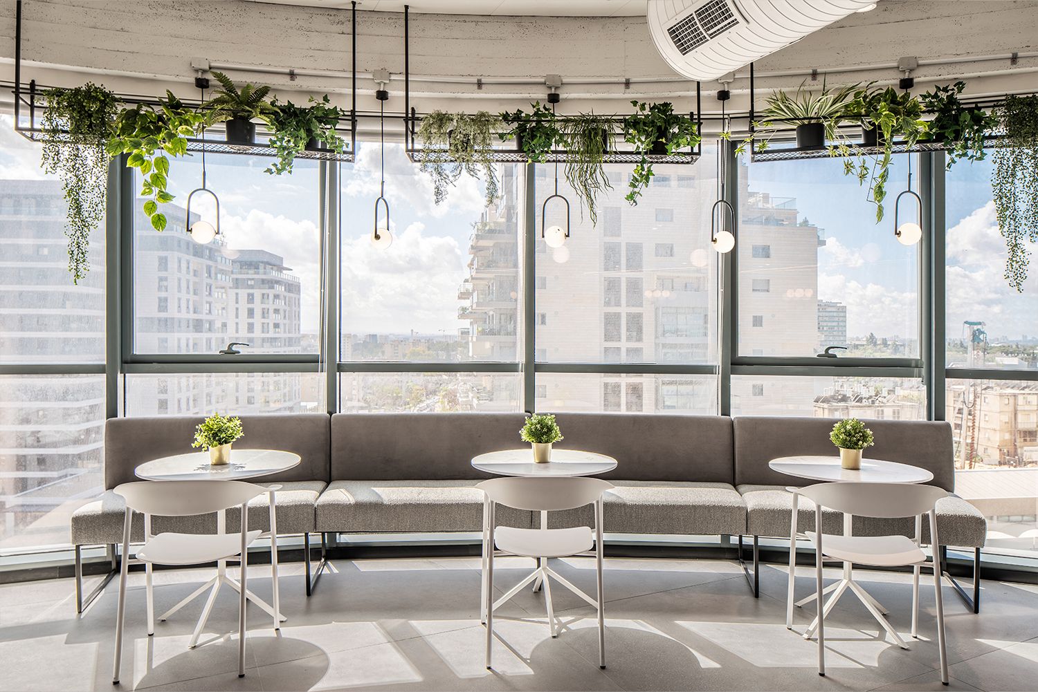 אזור מנוחה מודרני עם נוף פנורמי וצמחייה טבעית